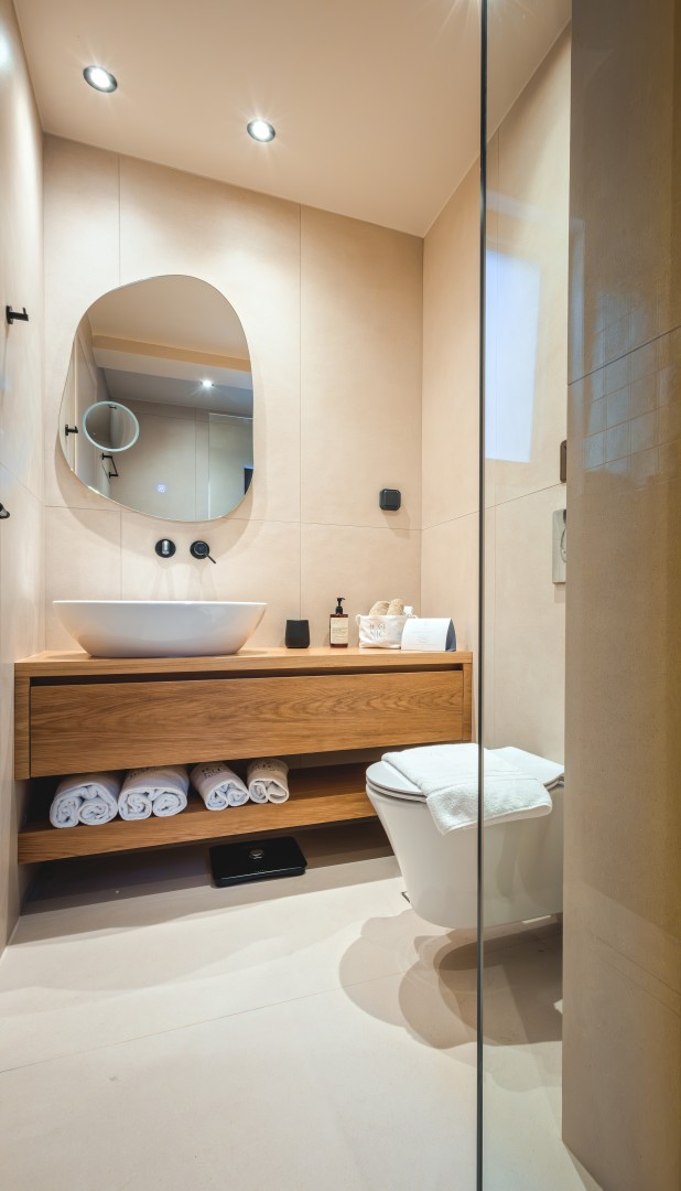 Suite_w_balcony_bathroom1