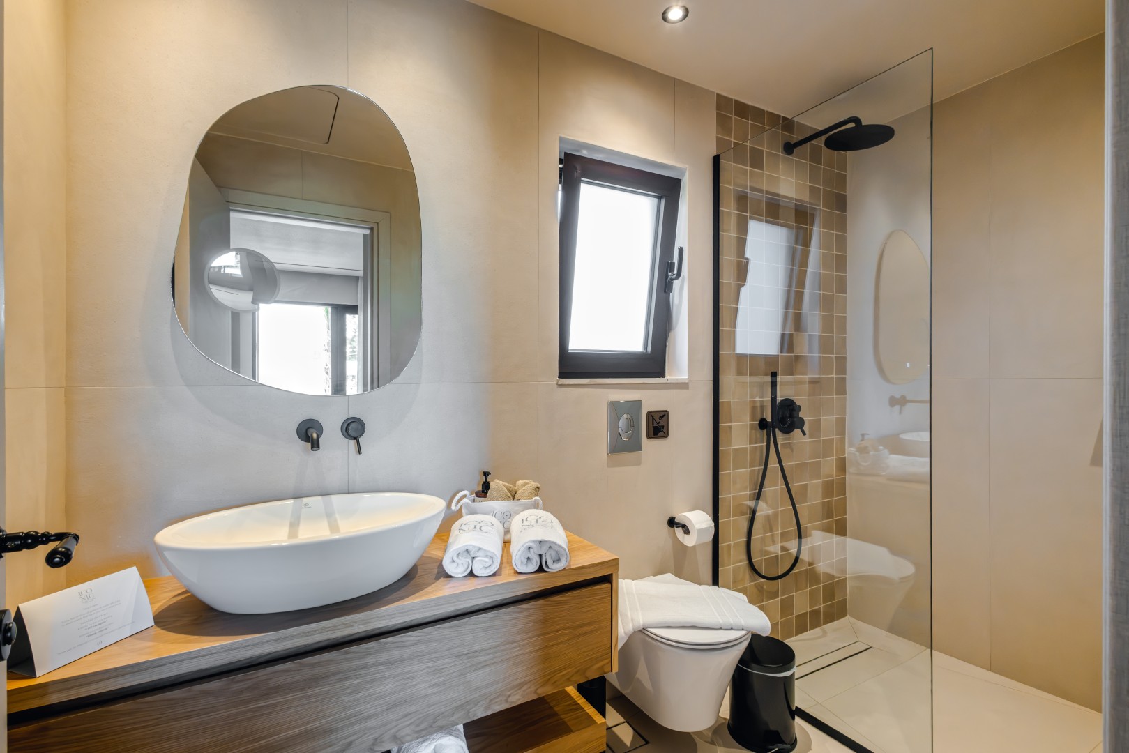Suite_w_balcony_bathroom2