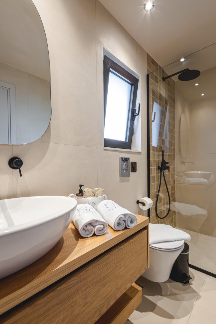 Suite_w_balcony_bathroom3