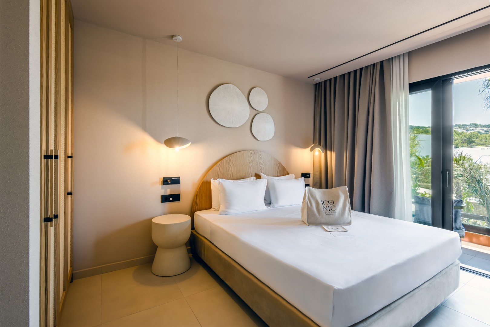 Suite_w_balcony_bedroom2