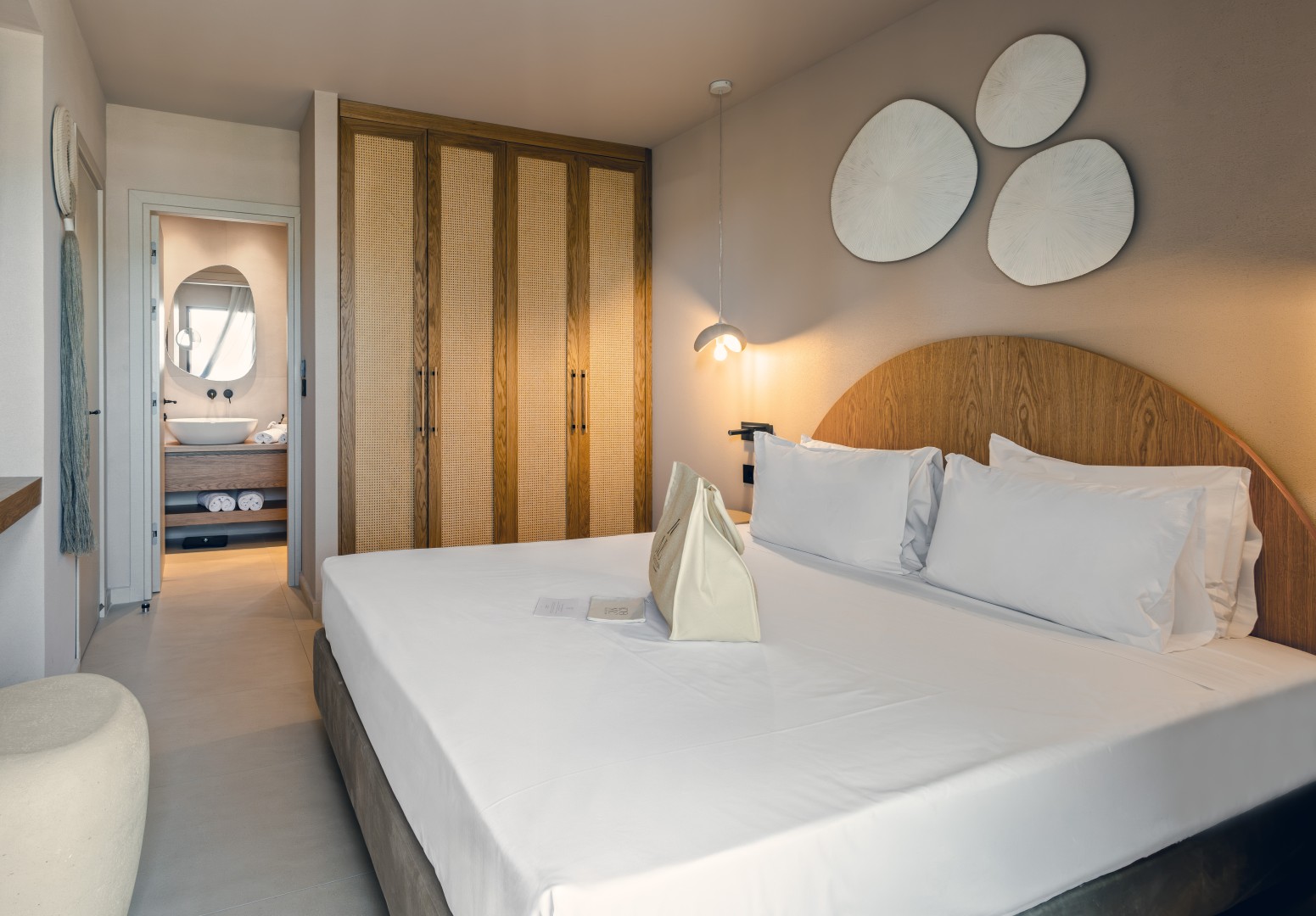 Suite_w_balcony_bedroom3