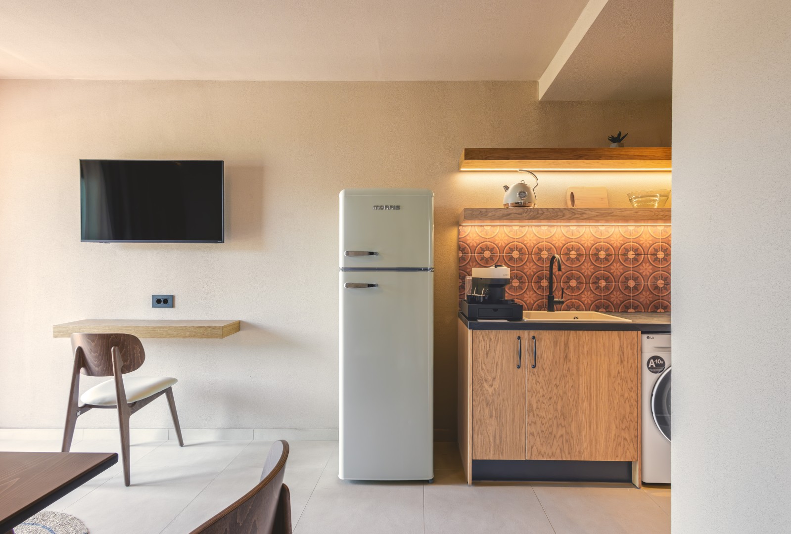 Suite_w_balcony_kitchen1