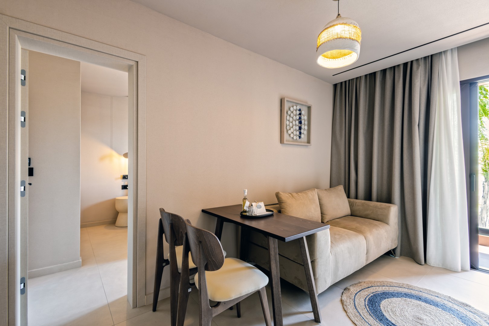 Suite_w_balcony_living room1