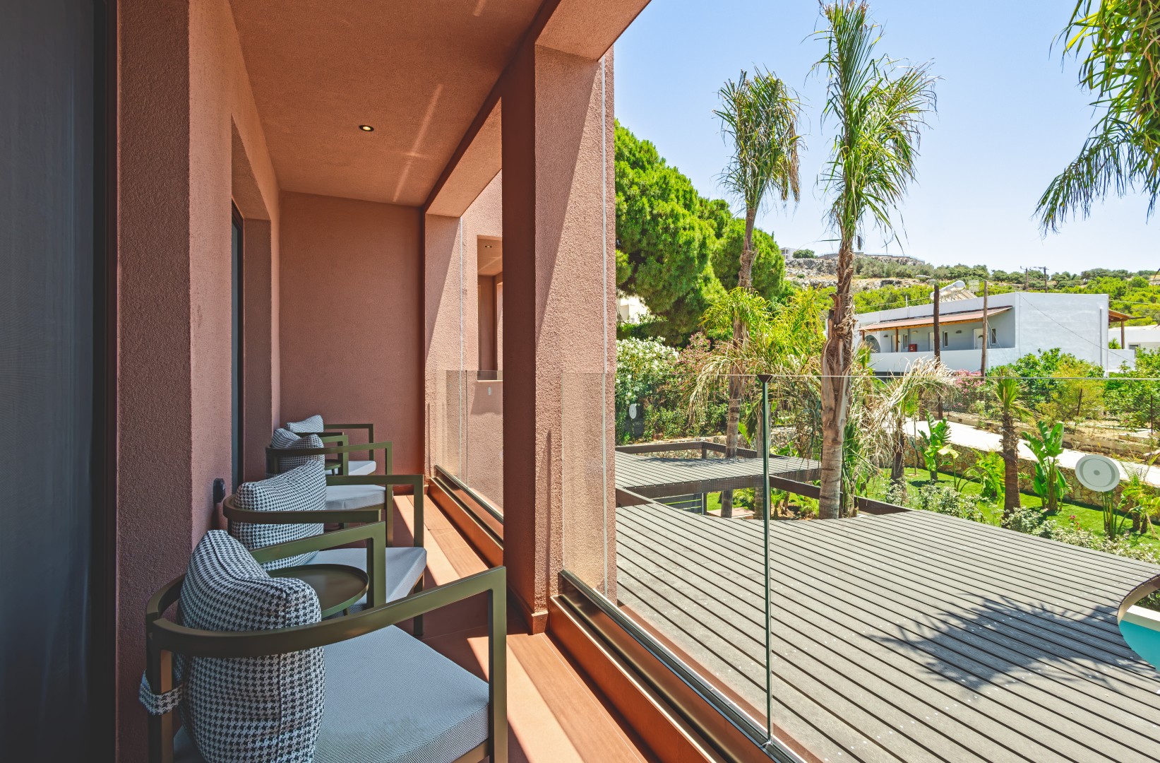 Suite_w_balcony_outside1