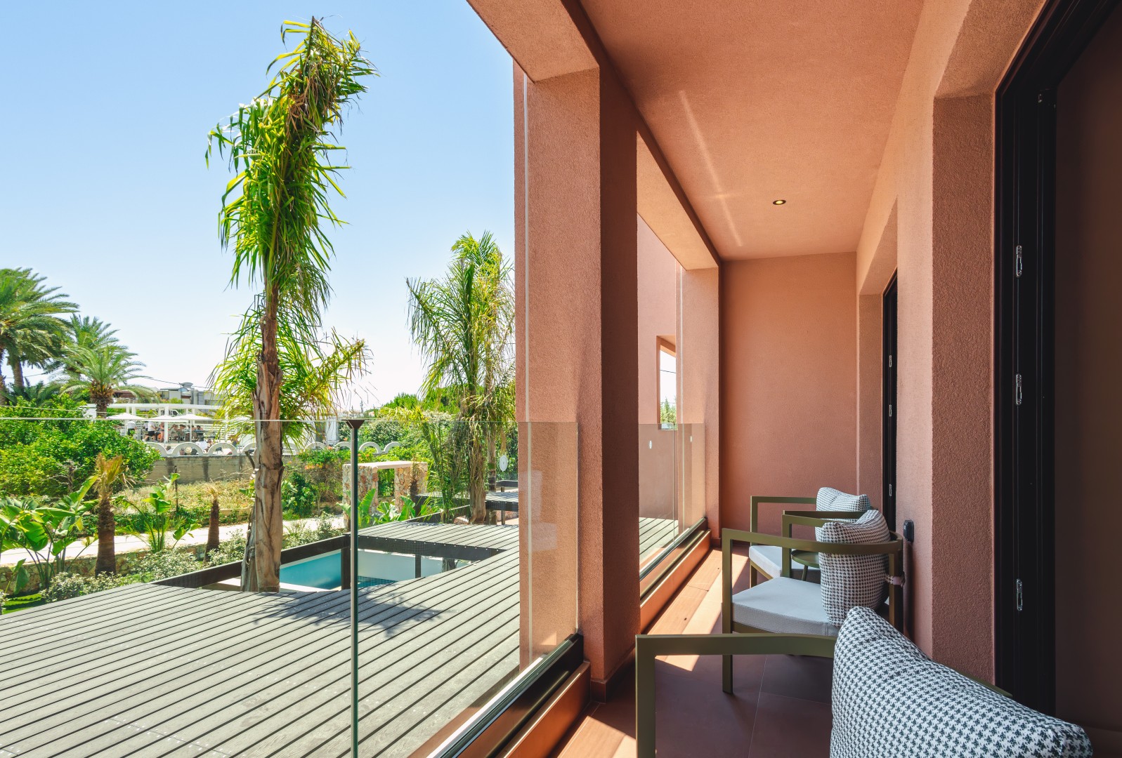 Suite_w_balcony_outside3