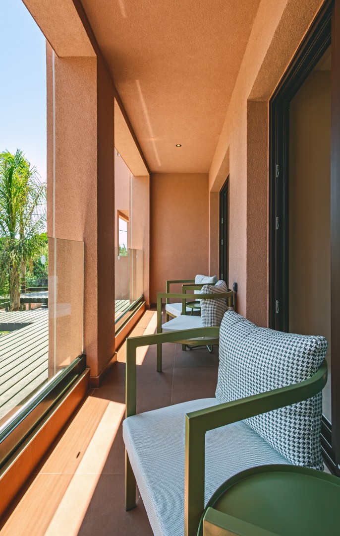Suite_w_balcony_outside4