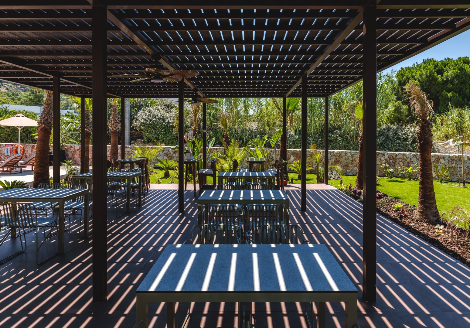 breakfast_pergola1